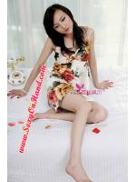 ชุดนอน สายเดี่ยว ผ้าไหมแท้ ลายดอกไม้ พื้นชุดสีขาวครีม ลายดอก สีส้มแดงเขียว แต่งผูกที่กลางอก แบบเรียบๆ แต่สวยคลาสสิคมากคะ เนื้อผ้าไหมเกรด AAA งานเนี๊ยบ ประณีตทุกจุด จริงๆคะ