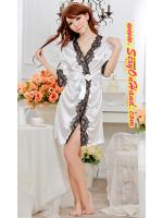 ชุดคลุม ชุดนอน เซ็กซี่ ชุดคลุมนอน คลุมอาบน้ำ ชุด ผ้าไหมเทียม ผ้านุ่มลื่น เย็นสบาย สีขาวเล่นขอบลูกไม้สีดำ หรูมาก พร้อมสายผูก +จีสตริง