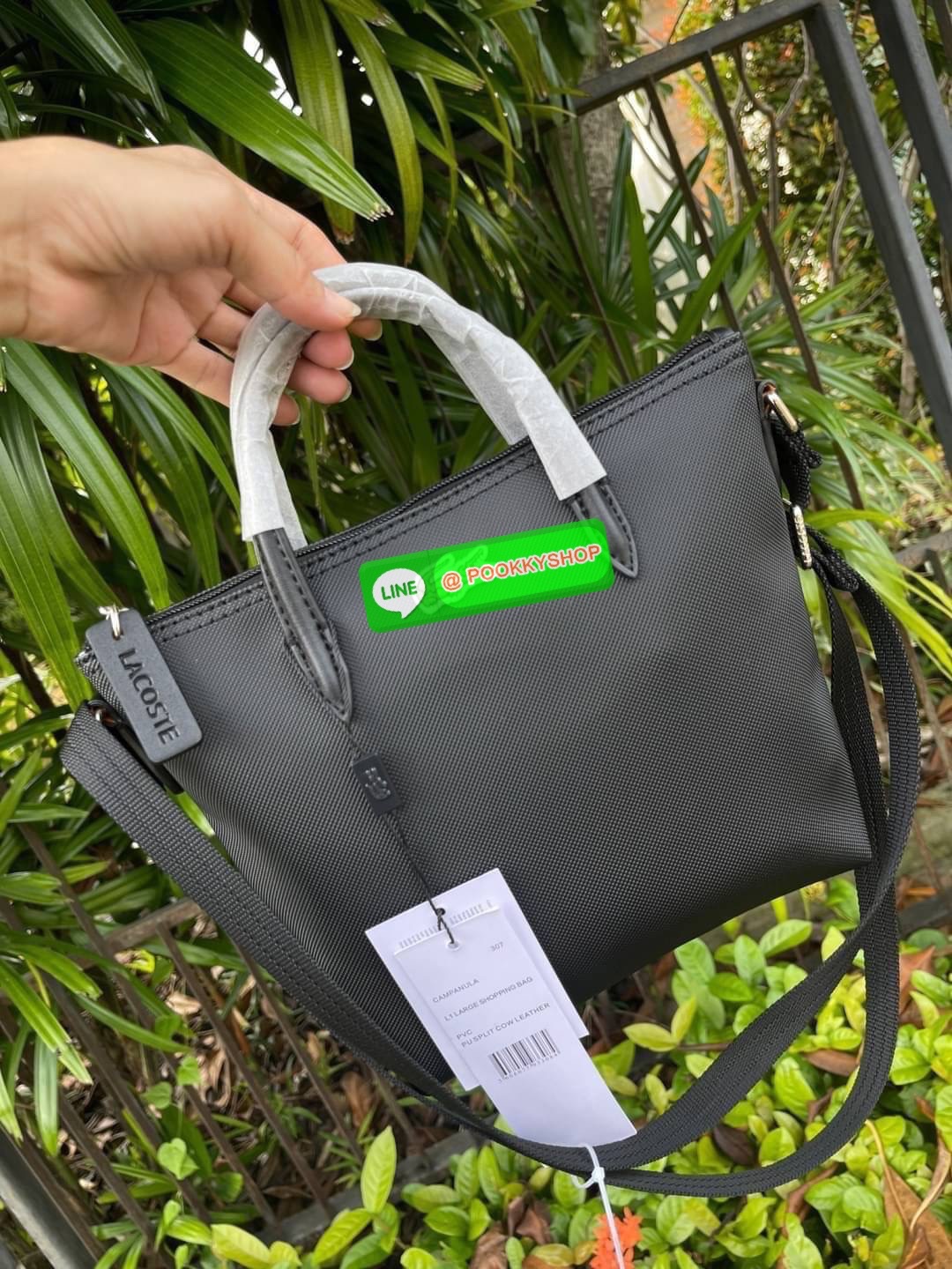 ลาคอส Women's L.12.12 Concept Petit Piqué Zip Tote กระเป๋าสะพายข้างทรง mini tote วัสดุ pvc100% เปิดปิดด้วยซิปเดียวด้านบนสะดวกใช้งาน ใส่มือถือได้ทุกรุ่น ด้านหน้ามีดีเทลโลโก้ปักดูโดดเด่น สายของกระเป๋ารุ่นนี้สามารถปรับความยาวได้ฟรีไซส์ เลือกสะพายได้ ไ