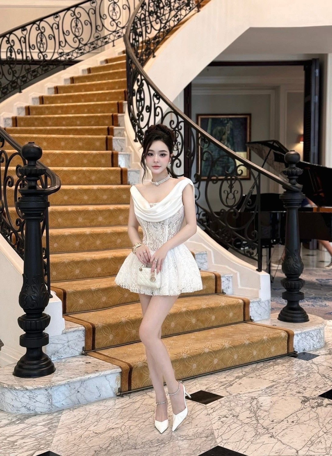 เดรสแฟชั่น มินิเดรสลูกไม้สีขาว คอถ่วงด้านหน้าตกแต่งด้วยผ้าซาติน