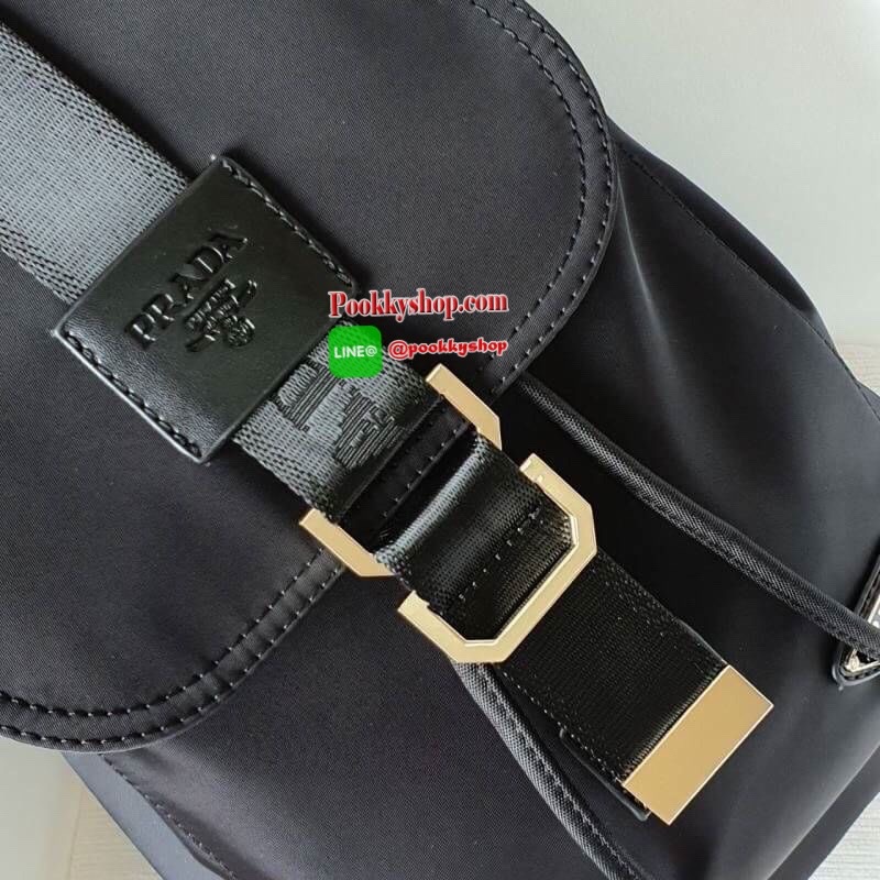 NEW ARRIVAL มาใหม่กับกระเป๋าเป้จากแบรนด์ Prada วัสดุทำจากผ้าไนล่อน สามารถกันน้ำได้ อะไหล่ทองทั้งใบเปิดปิดด้วยกระดุมแม่เหล็ก และมีช่องกระเป๋าหน้าเปิดปิดด้วยซิปอีก1ช่อง ภายในมีช่องซิปแยกอีก2ช่อง พร้อมบุผ้าลายแบรนด์อย่างดี สามารถใส่ labtop ipad ได้ ขนาดกะทัด