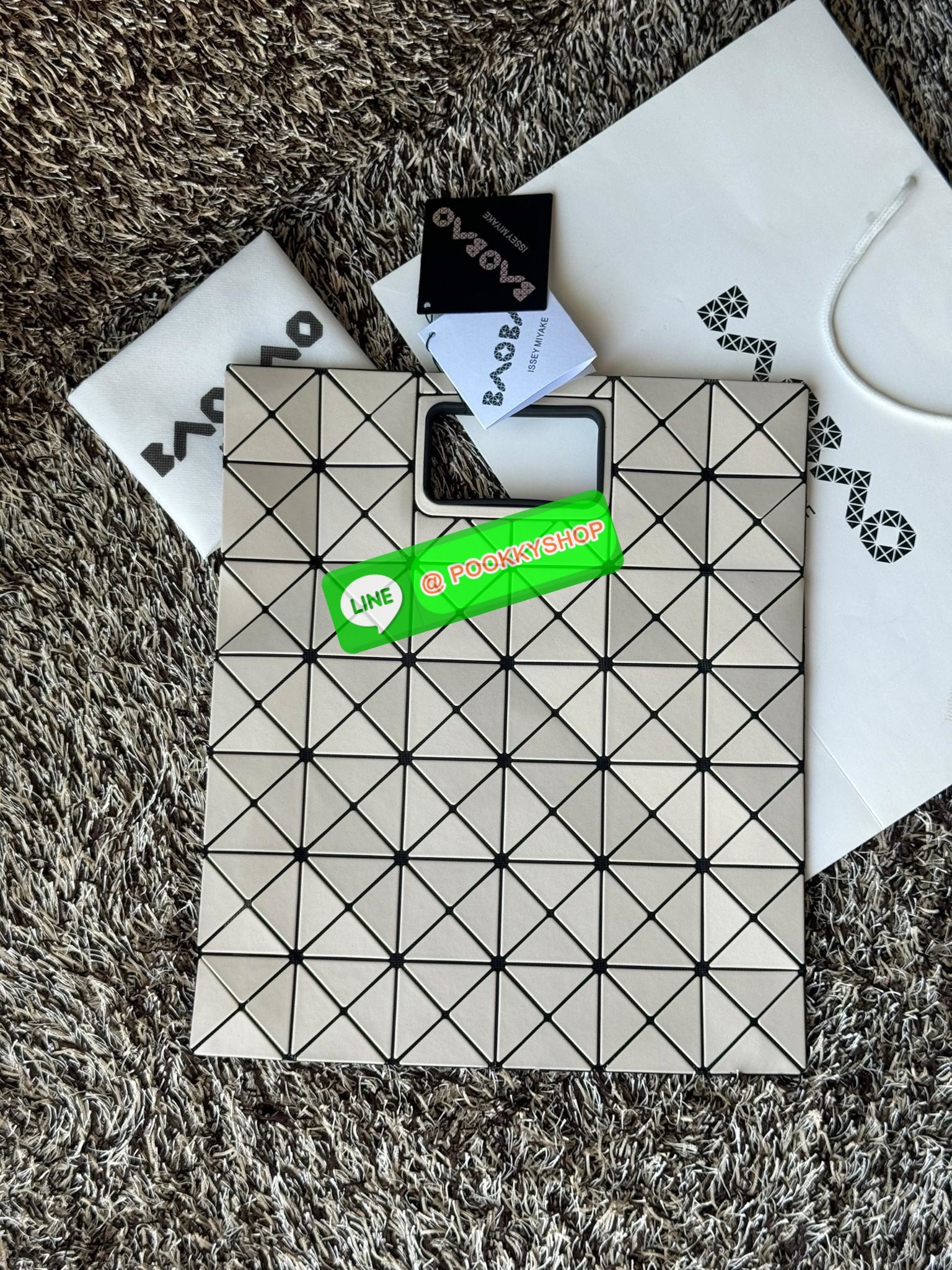 Baobao Issey Miyake large Bocca matte-finish tote bag BOCCA MATTE เป็นกระเป๋าถือรูปแบบใหม่ที่มีด้ามจับด้านในที่ช่วยให้กระเป๋าวางอยู่บนแขนหรือข้อมือได้อย่างนุ่มนวล เป็นกระเป๋าถือขนาดใหญ่นี้มีกระเป๋าด้านในพร้อมซิปที่ช่วยให้จัดเก็บได้อย่างปลอดภัย สามารถใส่แล