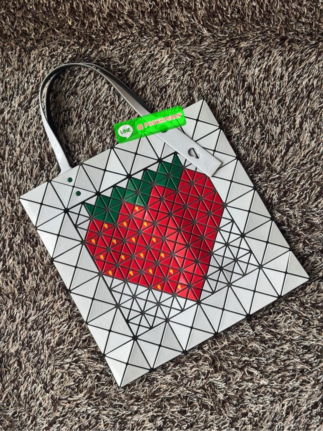 Baobao issey miyake Fruit กระเป๋าโท้ทซีรีย์รุ่นนี้มีลวดลายผลไม้น่ารัก ชิ้นส่วนตรงกลางถูกแทนที่ด้วยชิ้นส่วนต่างๆ ทําให้เกิดลวดลายดูมีมิติ เป็นขนาดที่เหมาะกับเอกสาร A4 และแล็ปท็อปขนาด 13 นิ้ว นอกจากนี้ยังมีกระเป๋าซิปด้านในที่สะดวกสําหรับจัดเก็บสิ่งของมีค่า