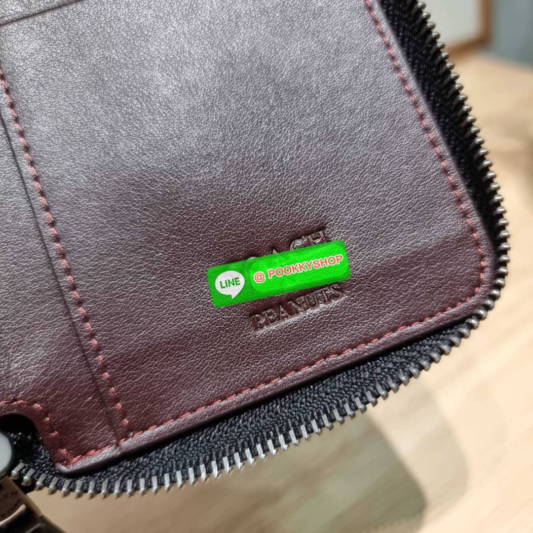COACH CE708 COACH × PEANUTS SMALL ZIP AROUND WALLET IN SIGNATURE CANVAS WITH SNOOPY PRESENTS PRINT น้องใหม่เกินเบอร์กว่าเดิม กับกระเป๋าสตางค์ใบสั้น คอลใหม่จากเหล่าการ์ตูนสุดรัก ขนาดพกพาสะดวก ฟังก์ชั่นการใช้งานหลากหลาย ไม่ว่าจะช่องใส่บัตร ช่องใส่ธนบัตรที่ส