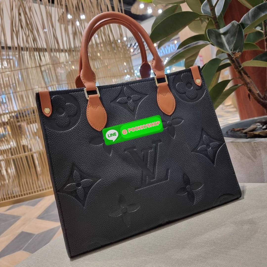 New arrival!! LV crossbody tote bag ดีไซน์สวยคม สมราคา ดูแพงไปอีก ด้วยดีเทลลายของหนัง crossgrain กระเป๋าทรงโท้ทจากเคาน์เตอร์ dutyfree คลาสสิค ผู้ดียืนหนึ่ง โทนสีใช้งานง่าย แมทช์ได้ทุกลุค มาพร้อมหูจับในตัว แบบหูหิ้ว และหูยาวสำหรับสะพายไหล่ เก๋มาก ชิคมาก ภา