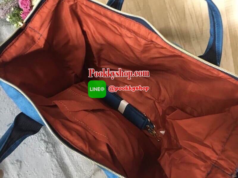 ANELLO 2 WAY POLPESTER CANVAS BOSTON BAG รุ่นใหม่ล่าสุดจากแบรนด์ที่ทุกคนรู้จัก รุ่นนี้วัสดุผ้าแคนวาสเนื้อนิ่มและน้ำหนักเบา ปากกระเป๋ามีโครงเป็นเอกลักษณ์จุดเด่น หูสูง 20 ซม. ด้านหน้ามีช่องซิปใส่ของได้ เปิดปิดด้วยซิปคู่ ภายในกว้าง ใบใหญ่ ใส่หนังสือหรือ A4 โ