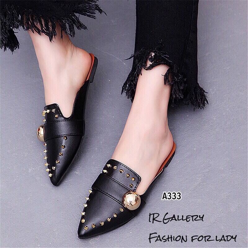 แบบขายดี!!! พร้อมส่ง มาแร้วคร้างานที่กำลังเป็นที่นิยมในตอนนี้ ลำลองทรงสลิปเปอร์หนังนิ้มนิ่มด้านหน้าประดับอะไหล่หมุดทอง แบบเปิดส้นสวมใส่ง่ายรองพื้นเสริมนวมนุ่มใส่นุ่มเท้า ส้นยางกันลื่นหนา 1 ซม. ใส่แล้วดูโดดเด่นฟรุ้งฟริ้ง มุ้งมิ้งสุดๆเลยค้า