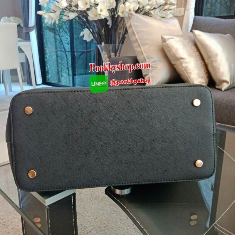 รุ่นขายดี กลับมาพร้อมส่งอีกครั้งคะ!!! KATE SPADE รุ่น CEDAR STREET MEDIUM HARMONY BAG ของแท้ กระเป๋าแบรนด์ KATE SPADE CEDAR STREET MEDIUM HARMONY BAG กระเป๋าสะพายทรง Tote Bag หนัง Saffiano สวยหรูอยู่ทรง ด้านหน้าประดับโลโก้สีทองสวยหรู ภายในมีช่องซิปและช่อง