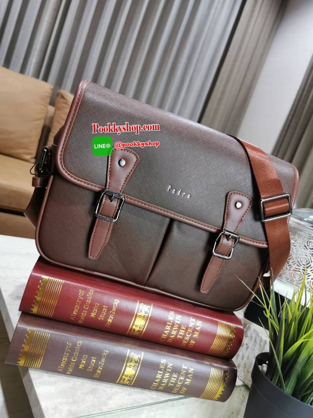 NEW ARRIVAL! PEDRO SAFFIANO MESSENGER BAG รุ่นใหม่ชนช็อปจาก Pedro แบรนด์ดังการันตรีคุณภาพด้วยเครือ Charles&Keith วัสดุหนัง Saffiano สวยหรูอยู่ทรงแข็งแรงไม่ย้วยเปิดปิดด้วยฝาปิดกระดุมแม่เหล็กพร้อมซิปด้านในสะดวกใช้ ด้านหน้าและด้านหลังยังมีช่องใส่ของ ขนาดกำลั