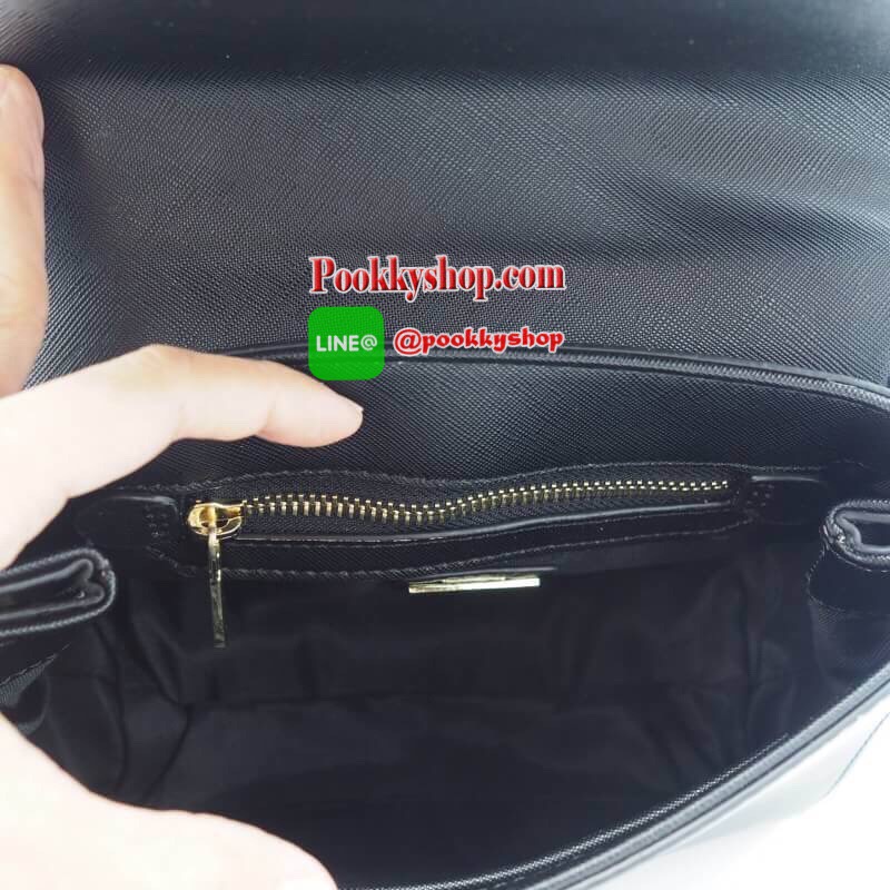 LYN MAXINE XS BAG กระเป๋าถือทรงสวย อยู่ทรงแข็ง ฝากระเป๋าเปิด-ปิดด้วยกระดุมแม่เหล็ก อะไหล่ปั๊มโลโกแบรนด์ ภายในมี 1 ช่องโล่ง ช่องเล็ก 1 ช่องและช่องซิปเล็ก มีหูหิ้วคล้องแขนสะดวก มาพร้อมสายยาวปรับได้ ถอดได้ ใส่ipad mini ได้ จุของได้เยอะ สะพายไปเรียน ทำงาน ดูด