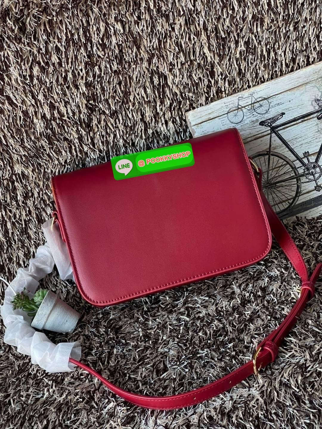 💕Celine MEDIUM TRIOMPHE BAG IN SHINY มีรูปทรงเป็นกล่องคล้ายกับกระเป๋า Classic Box แต่มีการออกแบบโลโก้ที่สะดุดตาแบบวินเทจ ด้วยดีไซน์ที่ดูโฉบเฉี่ยว แต่คงความคลาสสิคอย่างเต็มเปี่ยม ทำให้เป็นที่ดึงดูดความสนใจของสาวๆ สายสะพายสามารถปรับระดับได้ มีความคล