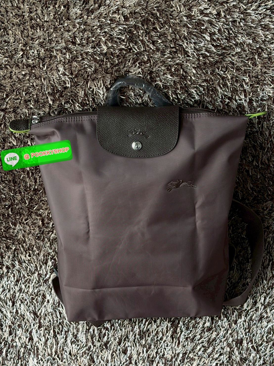 💕LONGCHAMP LE PLIAGE M BACKPACK กระเป๋าเป้น้ำหนักเบาพิเศษนี้ผลิตจากผ้าใบไนลอนรีไซเคิลที่ทนทานและพับเก็บได้ เหมาะสำหรับทุกโอกาส การออกแบบอเนกประสงค์และมีพื้นที่ภายในกว้างขวางที่สามารถเก็บแล็ปท็อปหรือโน๊ตบุ๊กได้ ในขณะที่สายสะพาย ปรับระดับได้ แมตช์ได