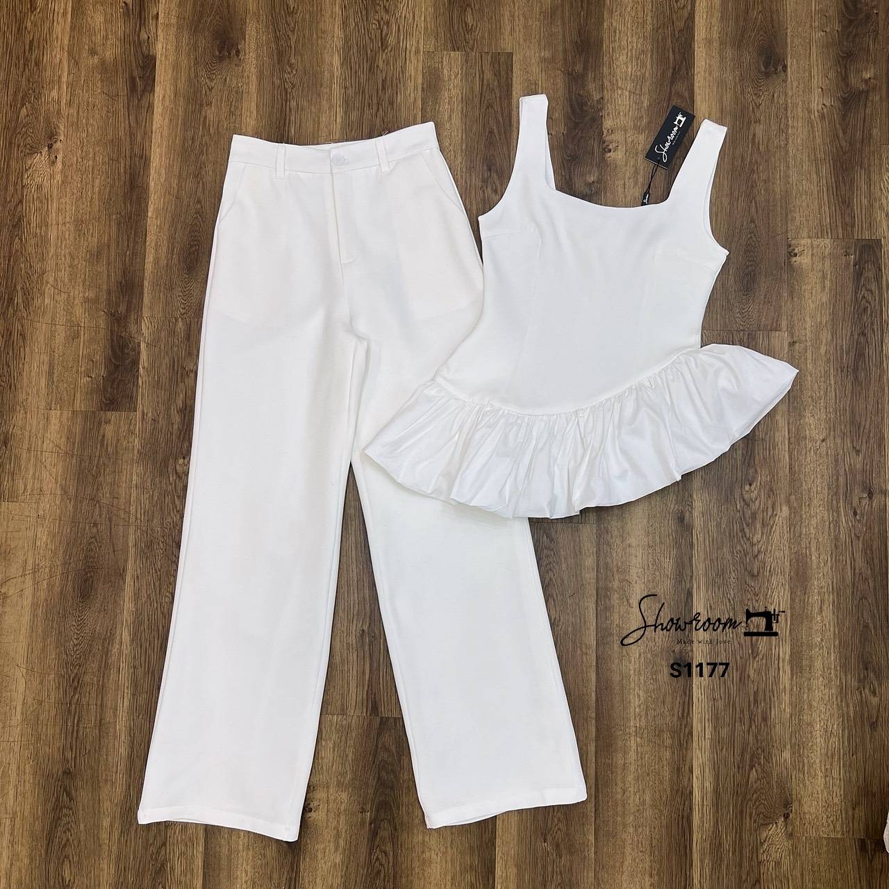 ชุดเซทแฟชั่น ตัวเสื้อชายตัดต่อระบายดูเก๋มาก กางเกงขายาวทรงสวย ใช้ผ้าอย่างดีในการตัดเย็บ