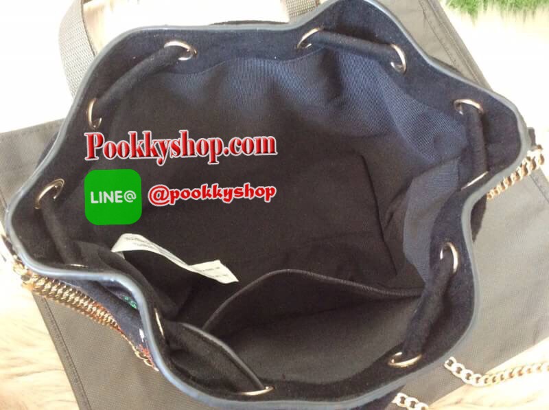 พร้อมส่ง ส่งฟรี EMS กระเป๋าสะพาย CHARLES & KEITH EMBELLISHED DRAWSTRING BAG SL2-20780488 ทรงขนมจีบ ปักลายดอกไม้ ชนชอป สิงคโปร์ 2018 สุด chic กระเป๋าผ้าผสมหนัง ปักลาย สีสันสวยงาม เปิดปิดด้วยหนังรูด อะไหล่ทองทั้งใบ สวย น่ารักกก!!! มากๆค่ะ นานๆจะผลิตออกมาวาง