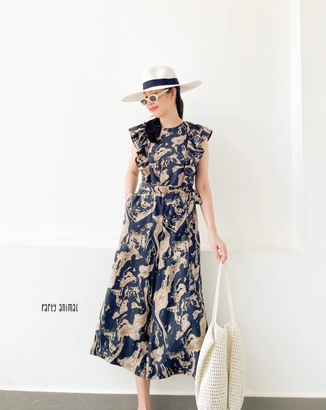 Marble Jumpsuit จั๊มสูทห้าส่วนทรงปล่อย แต่งระบายช่วงอก มาพร้อมเชือกผูกเอว เนื้อผ้า polyester พลิ้วๆนุ่มใส่สบาย งานมีซับในตัว ซิปหลัง และกระเป๋าล้วงข้างตัว เป้ายาวไม่รั้งค่ะ 2สี