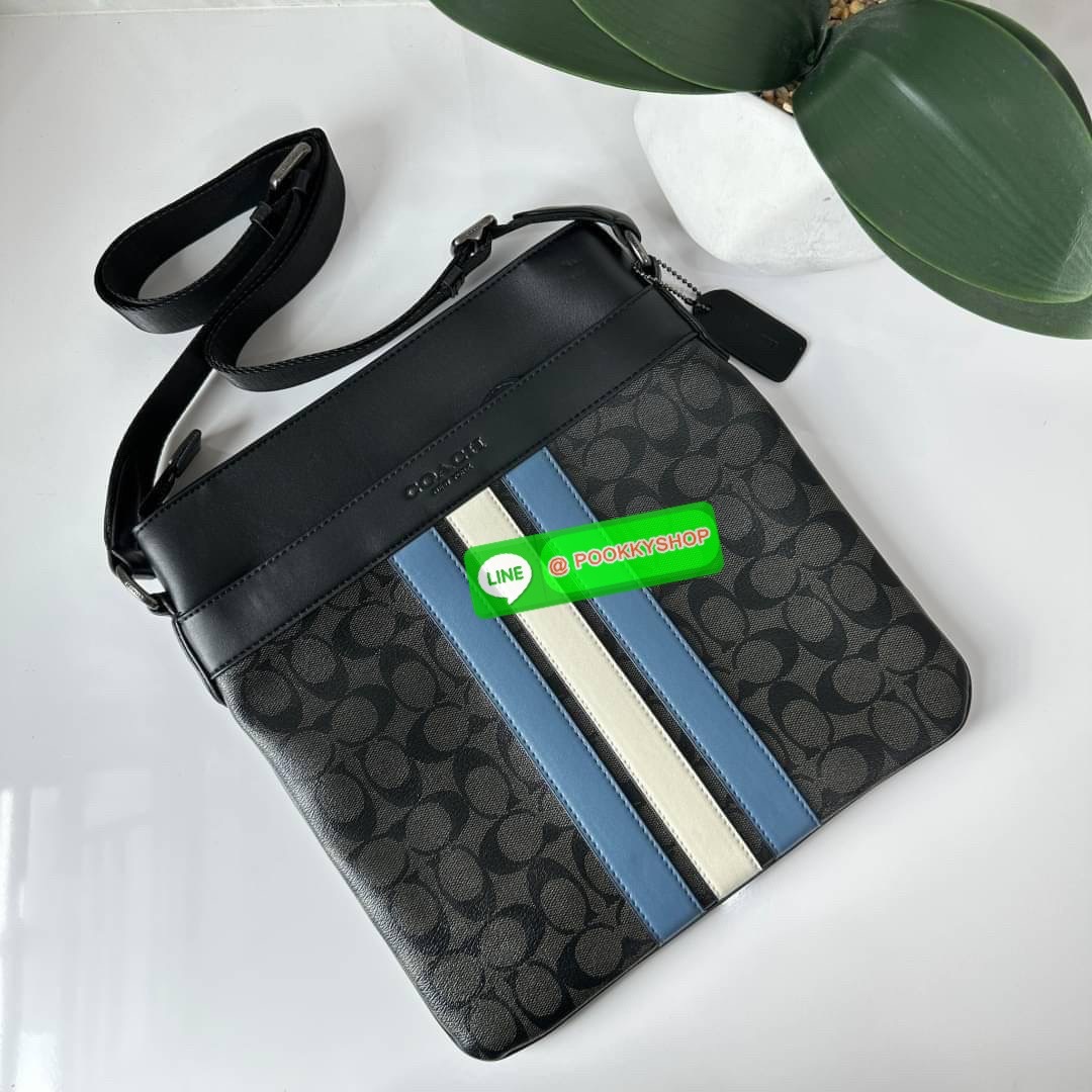 COACH F26068 CHARLES CROSSBODY IN SIGNATURE CANVAS WITH VARSITY STRIPE 🔖กระเป๋าสะพายและคอสบอดี้ โดดเด่นด้วยแทบตัดสีฟ้า 🔖วัสดุ:หนังแคนวาสตัดหนังแท้ 🔖เปิด-ปิดด้วยซิป ภายในมีช่องลับ 2 ช่อง มีช่องซิปแยก 🔖สายสะพายสามารถปรับระดับ