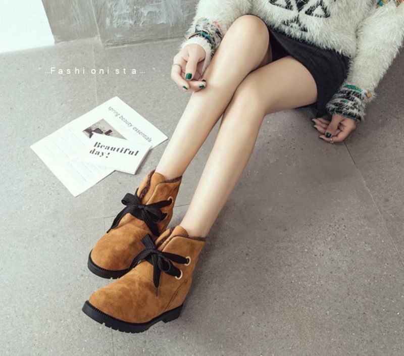 Restock!! สินค้าขายดี งานคุณภาพ แบบชิคๆ พร้อมส่งค่ะ รองเท้าบู้ทนำเข้าสไตล์เกาหลี วัสดุหนังกำมะหยี่เนื้อหนา ด้านในบุขนมิ้งเนื้อฟูนุ่มมากก พื้นรองเท้าเป็นยางเดินไม่ลื่น เสริมส้นซ่อนด้านในอัพเรียวขา 2.5" แต่งสายร้อยเชือกหน้า งานตอกตาไก่อย่างดี แมชชุดดูน