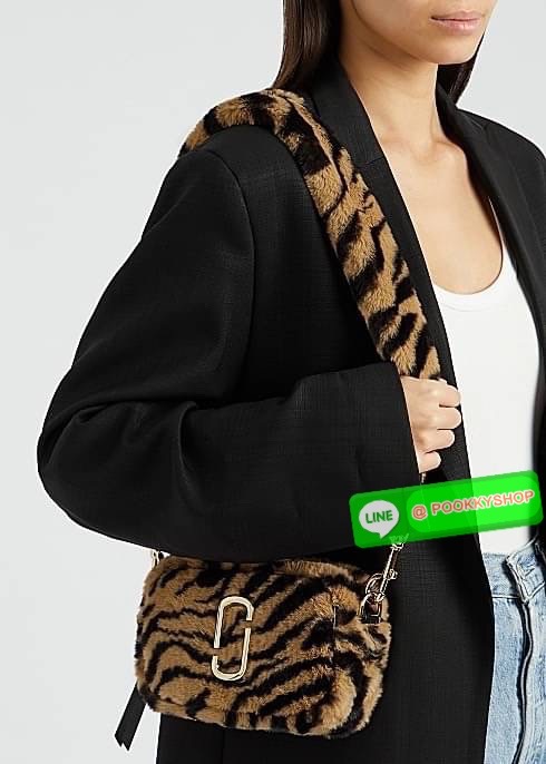 March Jacop The Snapshot Tiger Stripe Plush Bag เสือต้องมานะแม่ปีนี้ เฮงๆรับปีเสือด้วยกระเป๋าลายเสือจากแบรนด์ March Jacop กันค่า เป็นกระเป๋าถือหรือสะพายข้างขนฟูๆนุ่ม วัสดุผ้าขนสัตว์ Polyester ด้านหน้าประดับด้วยโลโก้ J อันเป็นสัญลักษณ์ของแบรนด์ อะไหล่ทองหร