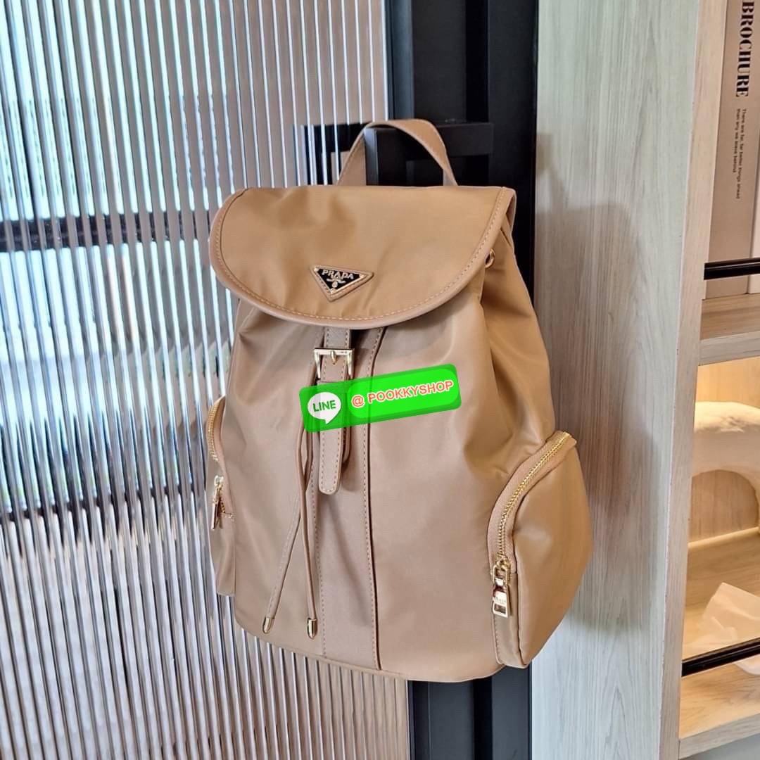 NEW ARRIVIAL กระเป๋าเป้ทรงสวย Prada Nylon Backpack With Pocket วัสดุผ้าไนล่อน กันน้ำเนื้อหนาอย่างดี ใบนี้ ดีไซต์สวยเก๋ เป้แบบหูรูด ทรงสวยน่ารัก อะไหล่ทองทั้งใบ เปิดปิดด้วยกระดุมแม่เหล็ก ด้านข้างมีกระเป๋าอีก 2 ช่อง ด้านในมีป้ายโลโก้บุด้วยผ้าแบรนด์หนาอย่างด