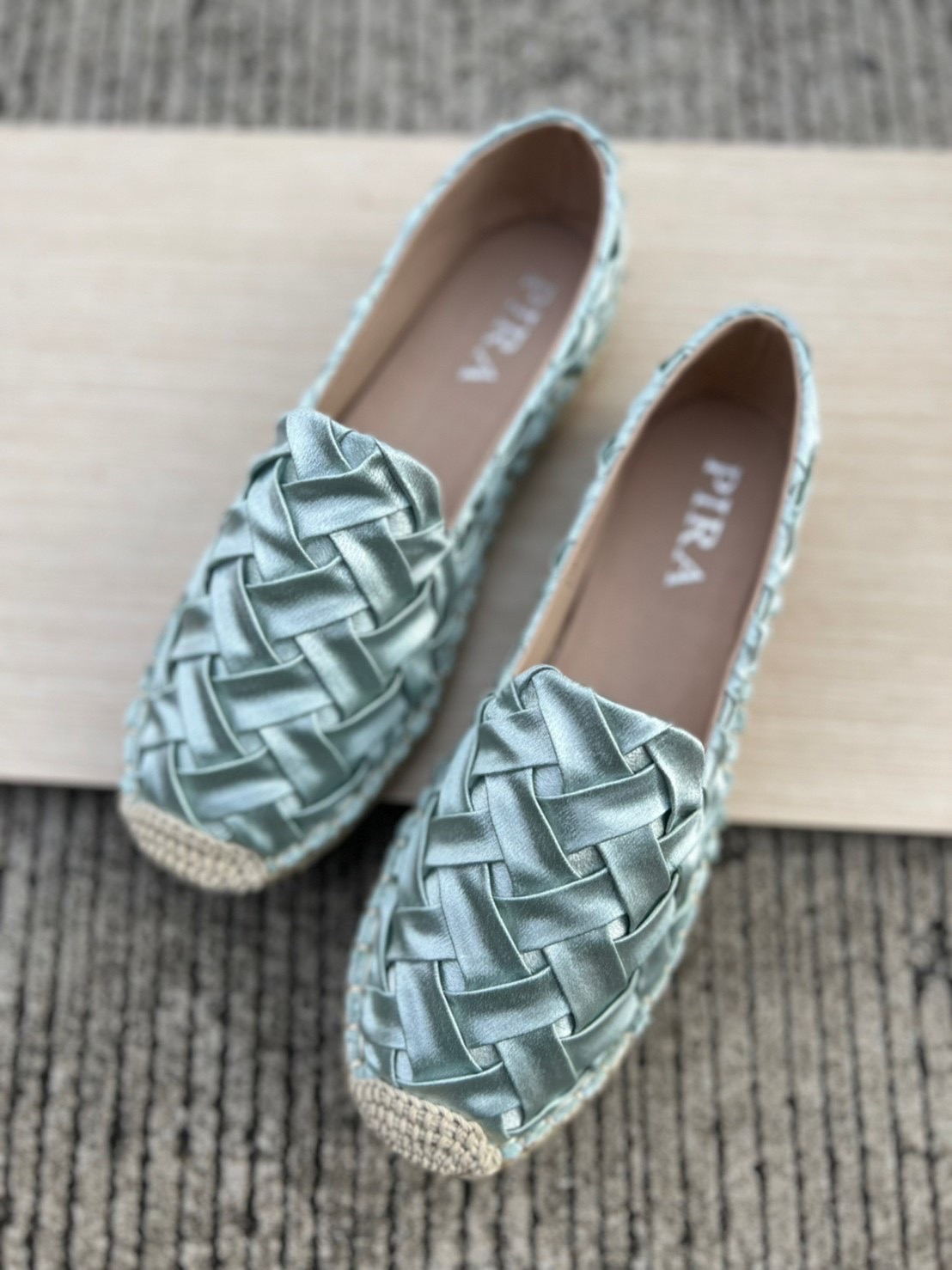 พร้อมส่งคะ งานใหม่ จึ้งสุด ต้องแบบนี้เลยจ้า ทรงสวย ผ้าสวย งานอย่างดี งานเกร๋เรียบหรูดูแพง ตัวนี้ห้ามพลาด ใส่สบายจะแมตช์กับกางเกง👖หรือกระโปรง👗ก็ได้ค่ะ แม่ค้าคอนเฟริม ห้ามพลาดเลยจ้าตัวนี้แนะนำ อย่าช้ารีบเลย