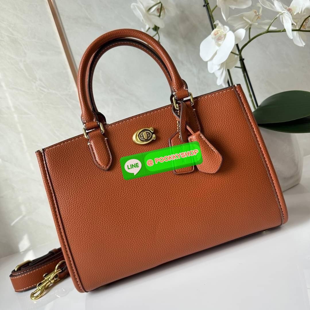 COACH BROOKE CARRYALL 28 (CE733) กระเป๋าถือหรือสะพายข้าง สุดหรู ลุคคุณนาย ให้วัสดุแคนวาสตัดหนังแท้ ภายในกว้าง แบ่งช่องเป็นสัดส่วน มีช่องซิปตรงกลาง สายสะพายถอดออกได้ จะถือหรือสะพายแมทซ์ได้หลายลุคเลยค่ะ