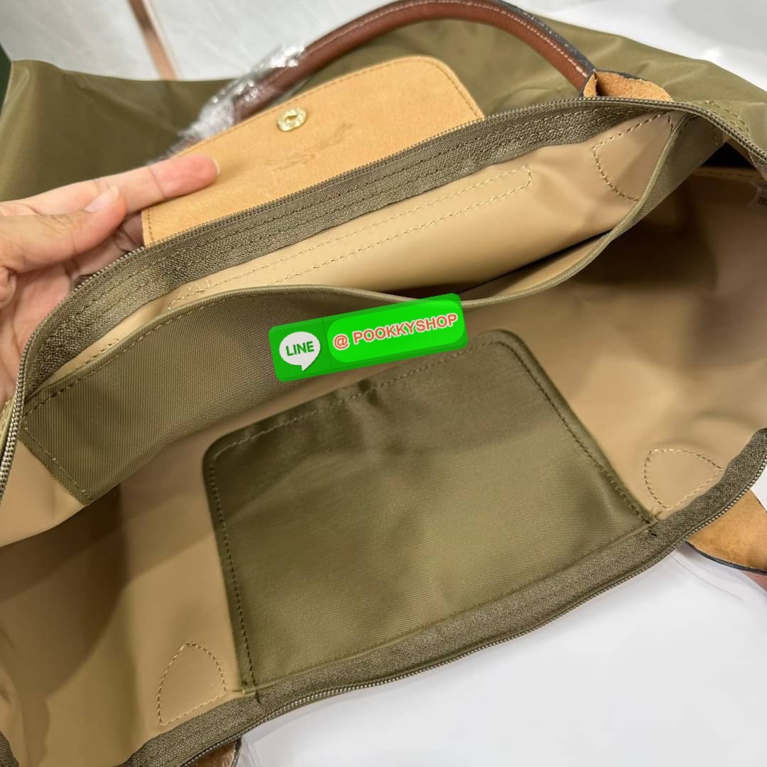 LONHGCHAMP LE PLIAGE ORIGINAL L TOTE BAG 🔖กระเป๋าสะพายไหล่ Le pliage ใบใหญ่ เรียบง่ายจุของได้เยอะ สามารถเก็บเอกสารหรือแล็ปท็อปได้คะ 🔖วัสดุ:ไนลอนเคลือบ 🔖เปิด-ปิดด้วยซิป ภายในกว้าง มีช่องลับแยกคะ 🔖สามารถพับเก็บได้พกพาสะดวกคะ