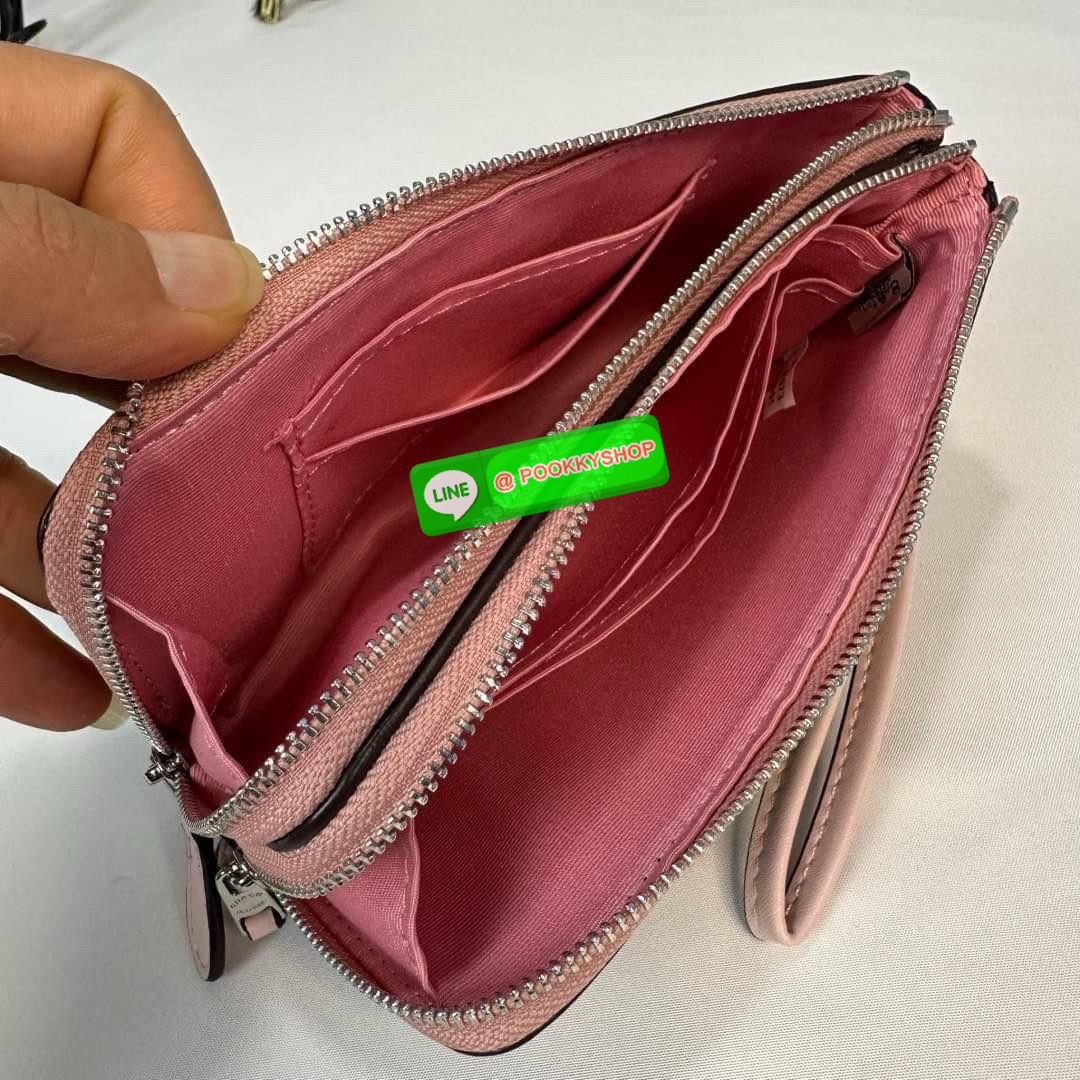 กระเป๋าคล้องมือ COACH 87591 DOUBLE CORNER ZIP WRISTLET IN SIGNATURE CANVAS (COACH 87591 ） กระเป๋าคล้องมือ2เซิปใหญ่ ลายCหนังและ ด้านในเป็นผ้า แบ่งเป็นช่องเล็กๆใส่เหรียญใส่แบงค์ใส่บัตร แล้วแต่จะใส่มีหลายช่อง ใส่โทรศัพท์ได้ทุกรุ่นพร้อมสายคล้องมือ