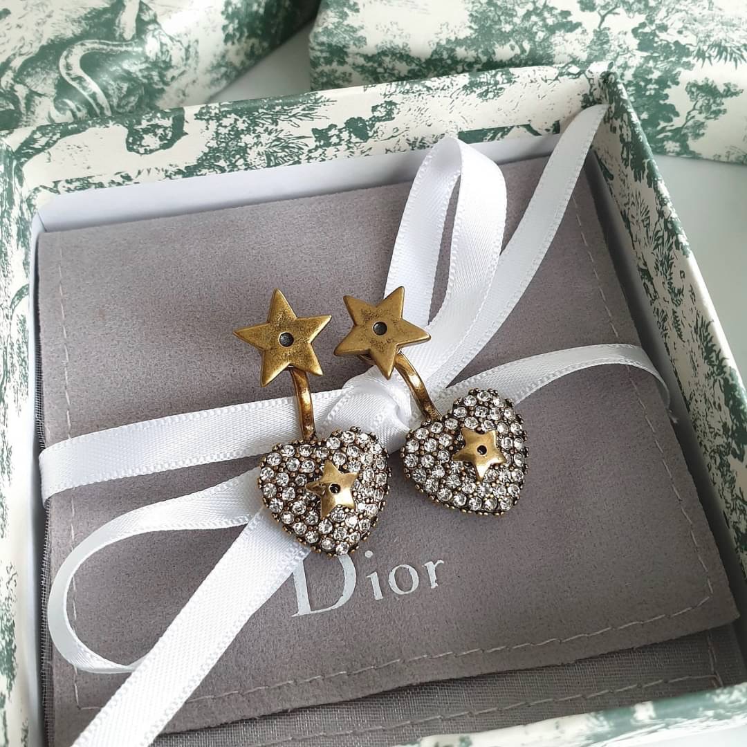 Super Hi-End Quality !!!!! ((งาน 1:1 เหมือนแท้ที่สุดในท้องตลาด)) Christian Dior Earring คอลล่าสุดค่ะงานอย่างใส่ออกมาน่ารักมากๆค่ะ มีแสตม Dior สวยเป๊ะ งานจิวสวยๆจาก Dior สาวกดิออพลาดไม่ได้เลยนะคะ ใส่ได้ตลอดไม่มีตกยุคคร๊าา อะไหล่สีทองแอนทีค หรูหรา สาวๆห้ามพ