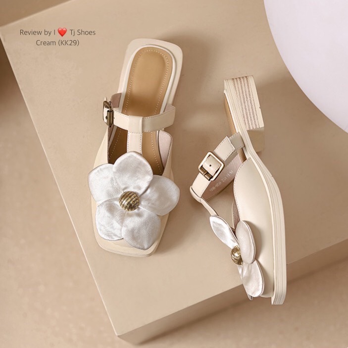 พร้อมส่งรุ่นนี้เก๋มาก ขายดีมากบอกเลยจ้า รองเท้านำเข้า หนังนิ่มมากๆ สวมใส่ง่ายใส่สบาย แต่งด้วยอะไหล่ดอกไม้น่ารักๆ ส้นยางกันลื่นอย่างดี จับแมทกับชุดง่ายใส่แล้วดูเกร๋ดูน่ารักๆมากๆ แถมใส่ได้ตลอด ไม่มีเอ้าท์ ของจริงงานดี สวยตรงปกแน่นอน เพราะทางร้านถ่ายรูปจากสิ