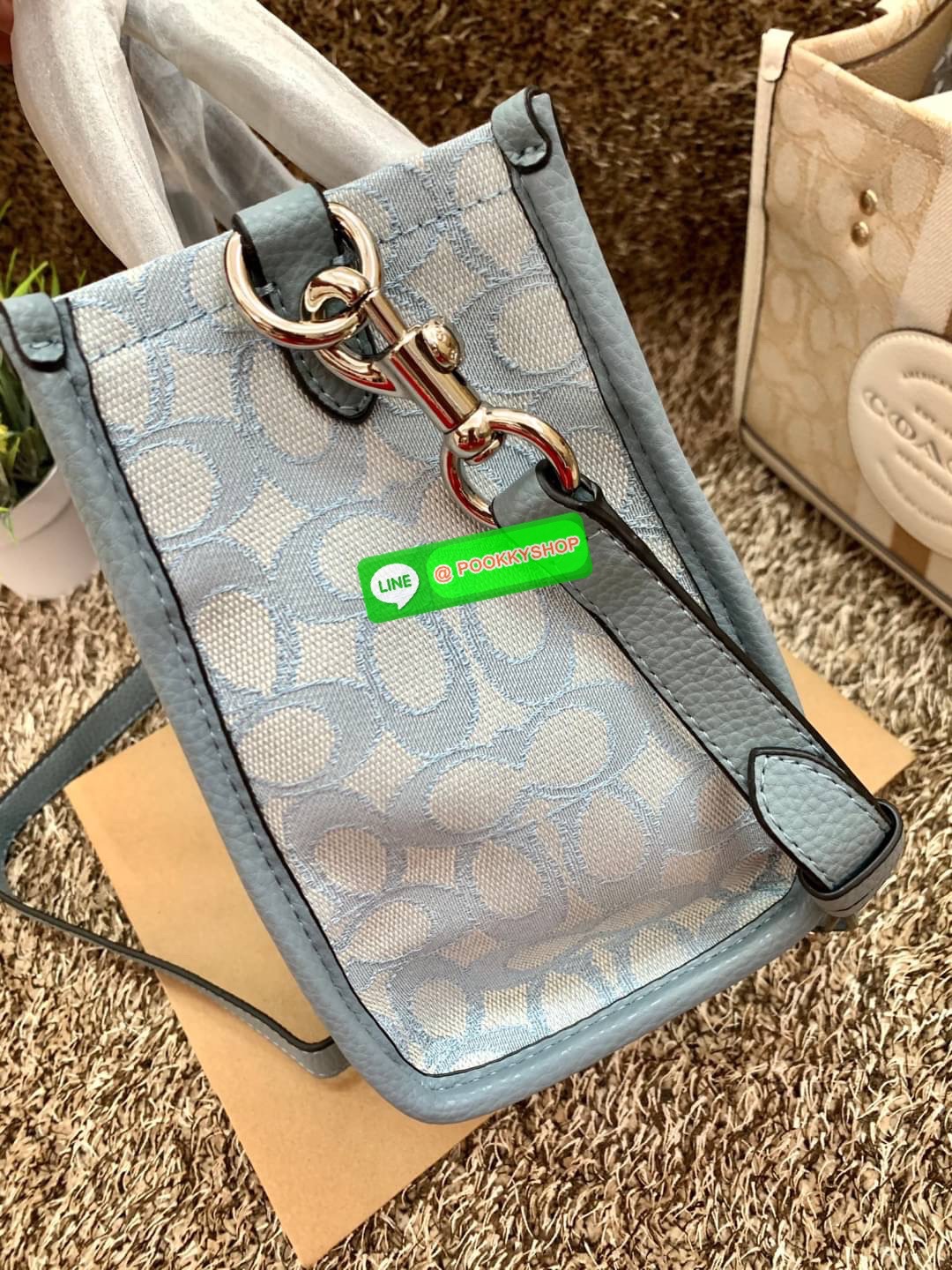COACH DEMSEY TOTE IN SIGNATURE JACQUARD WITH COACH PAT ((C8417//C5115)) พร้อมส่งที่ไทย ห้ามพลาด สีน้องสวยมากๆค่ะ กระเป๋าทรงTote ขนาดพอดีลำตัว ใช้วันไหนๆก็เหมาะมากค่ะ วัสดุJacquard ทอลายแบรนด์ ตัดขอบหนังแท้ สวยงามมากๆค่ะ ด้านหน้าจะมีป้ายวงกลมโลโก้แบรนด์อัน