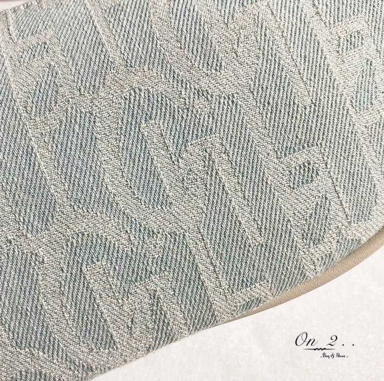 💥💥NEW Arrival 💥💥 Korean Style bag กระเป๋าสะพายไหล่ทรงวินเทจ สุดเก๋♥️ วัสดุเป็นผ้ายีนส์สีฟ้าอ่อนมีลาย น้ำหนักเบาใส่ของได้เยอะ สายสะพายสามารถปรับความยาวได้ค่ะ