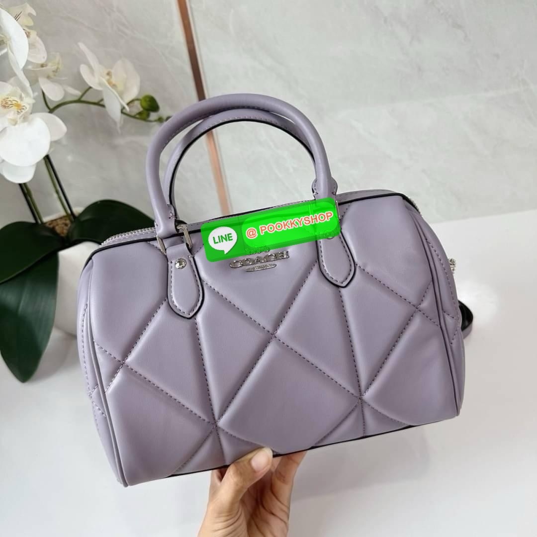 Coach Rowan Satchel With Puffy Diamond Quilting (CJ160) 🔖กระเป๋าทรงหมอนรุ่นใหม่ล่าสุดสัมผัสนุ่มมือ 🔖วัสดุ : Nappa leather (หนังแนบปา) 🔖เปิด-ปิดด้วยซิปแบบโลหะ ภายในช่องโล่งกว้าง ใส่กระเป๋าสตางค์ใบยาวได้ มีหมุดรองฐานอยู่ทรง 🔖