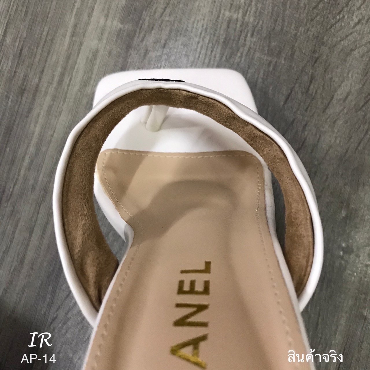 แบบขายดี!!! พร้อมส่ง Chanel ตัวใหม่ นิ่มมากค่ะ ตรงหนีบไม่เจ็บเลยคะรุ่นนี้ทำมานิ่มมากเสริมกำมะหยี่ ปั้มแบรนด์ สูง 3 นิ้ว หน้าเท้าบานเก็บได้หมดเท้าไม่ไม่ออกข้าง ทรงสวย ใส่ง่ายจริงๆน้า