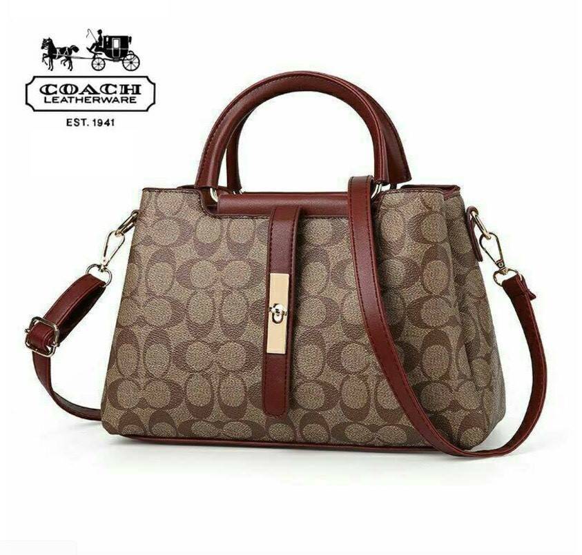 สินค้าดีมีคุณภาพ งานขายดีพร้อมส่งเลยค่ะ!! กระเป๋าสะพายทรงถือสไตล์งานแบรนด์ วัสดุ pu พิมพ์ลายโลโก้ เนื้อหนานุ่มขึ้นทรงคุณภาพดีไม่ซึมน้ำ ดีไซน์เรียบหรูดูดี หูจับกระเป๋าอย่างหนาแต่งอะไหล่แบบสายเข็มขัดด้านหน้าเก๋มากค่ะ ช่องใส่ของแบ่ง 3 ช่อง ใส่ของได้เป็นระเบี