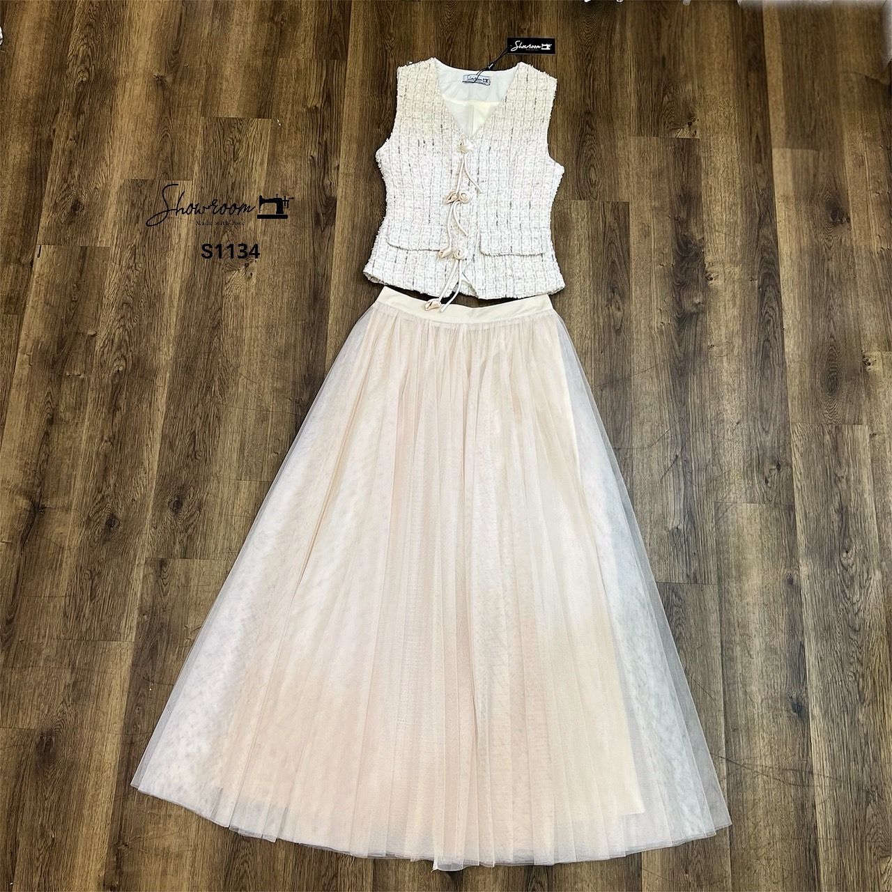 ชุดเซทแฟชั่น เซ็ตเสื้อคอวีแขนกุดผ้าทวีต มาพร้อมกระโปรงผ้ามุ้งยาวดีไซน์เก๋