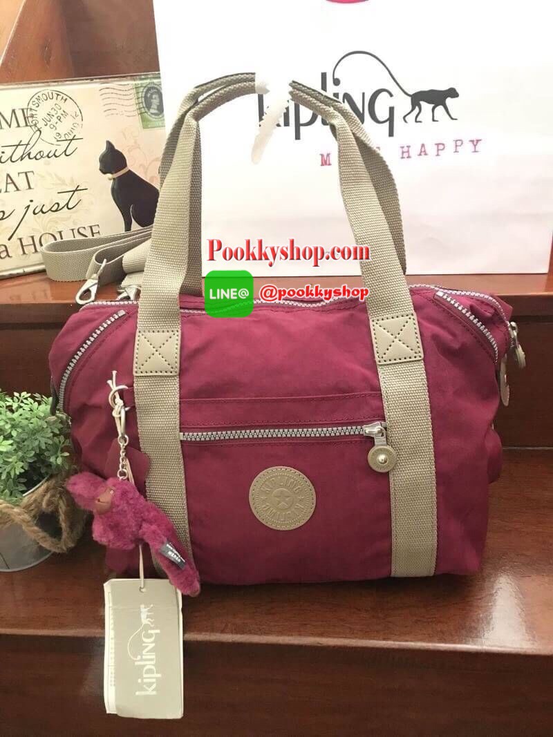 Kipling Shoulder Bag Art K13848 รุ่นยอดนิยมกับกระเป๋าถือหรือสะพายข้าง วัสดุไนล่อนพิเศษ ที่น้ำหนักเบาและกันน้ำได้ ไฮไลท์ของรุ่นนี่คือการ ขยายปีกด้านบนเพิ่มความกว้างให้กับปากกระเป๋า หรือจะเก็บทรงแบบซ่อนซิปให้เป็นอีกสไตล์ก็ได้ มีช่องซิปทั้งด้านหน้าและภายใน ใ