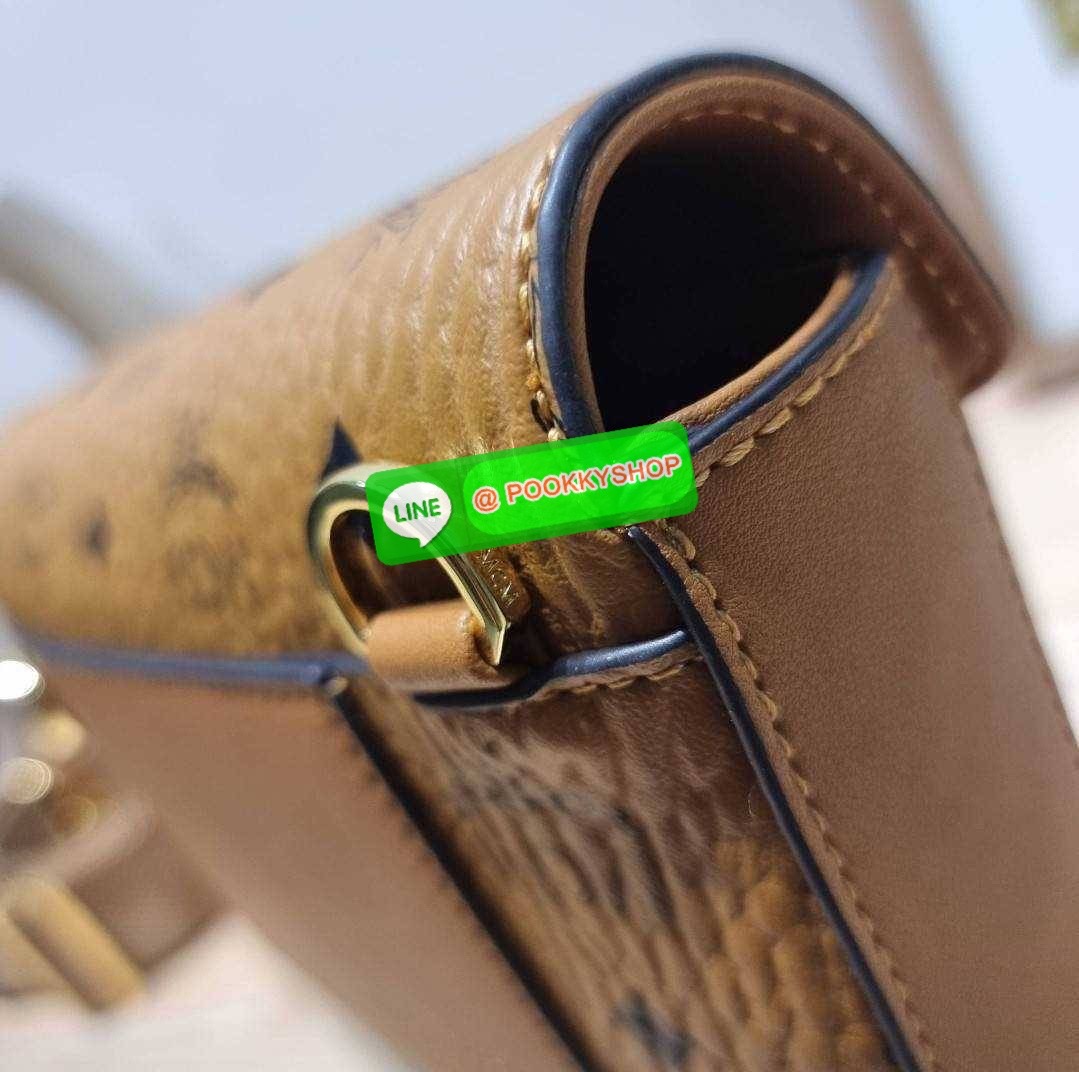 MCM SMALL MILLIE CROSSBODY IN VISETOAS กลับมาแน่นๆกับไอเท็มสุดฮิต!! ดาราเซเลปใช้กันเพียบ กระเป๋าสะพายข้าง ดีไซน์กึ่งสปอร์ต แต่แฝงความหรูในตัว ใช้งานง่ายด้วยขนาดที่พอเหมาะ และสายสะพายสปอร์ตที่สะพายคาดได้สะดวก จะสะพายข้าง สะพายแบบคาดอก ก็ดูดีไปหมด เปิด-ปิดด