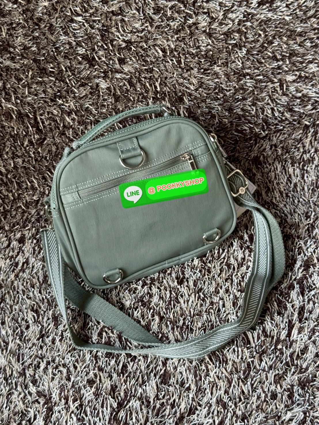 Kipling Candy 3 Ways กระเป๋าสไตล์มินิมอลล์ น้ำหนักเบาทำหลายสไตล์ ทั้งในแบบถือ สะพายพาดลำตัว หรือจะเป็นเป้ขนาดเล็กก็ได้ มีช่องซิปจัดระเบียบสิ่งของหลายช่อง ใส่สิ่งของจำเป็นได้ครบครัน