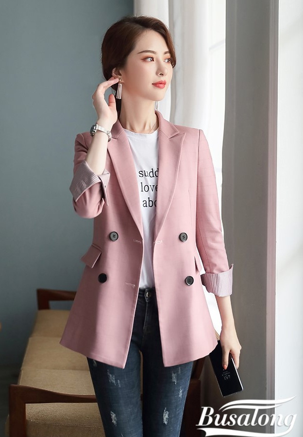 เสื้อสูทแฟชั่น : เสื้อสูทลำลอง แขนยาว แต่งลายปลายแขน สีชมพู ทรง Over Coat กระดุมหน้า 2 แถว ใส่ไปต่างประเทศได้ แบบมาใหม่ปี 2020 มีกระเป๋าใช้งานได้ คัตติ้งสวย เนื้อผ้าดีมาก งานเนี๊ยบ สวยเป๊ะ ค่ะ