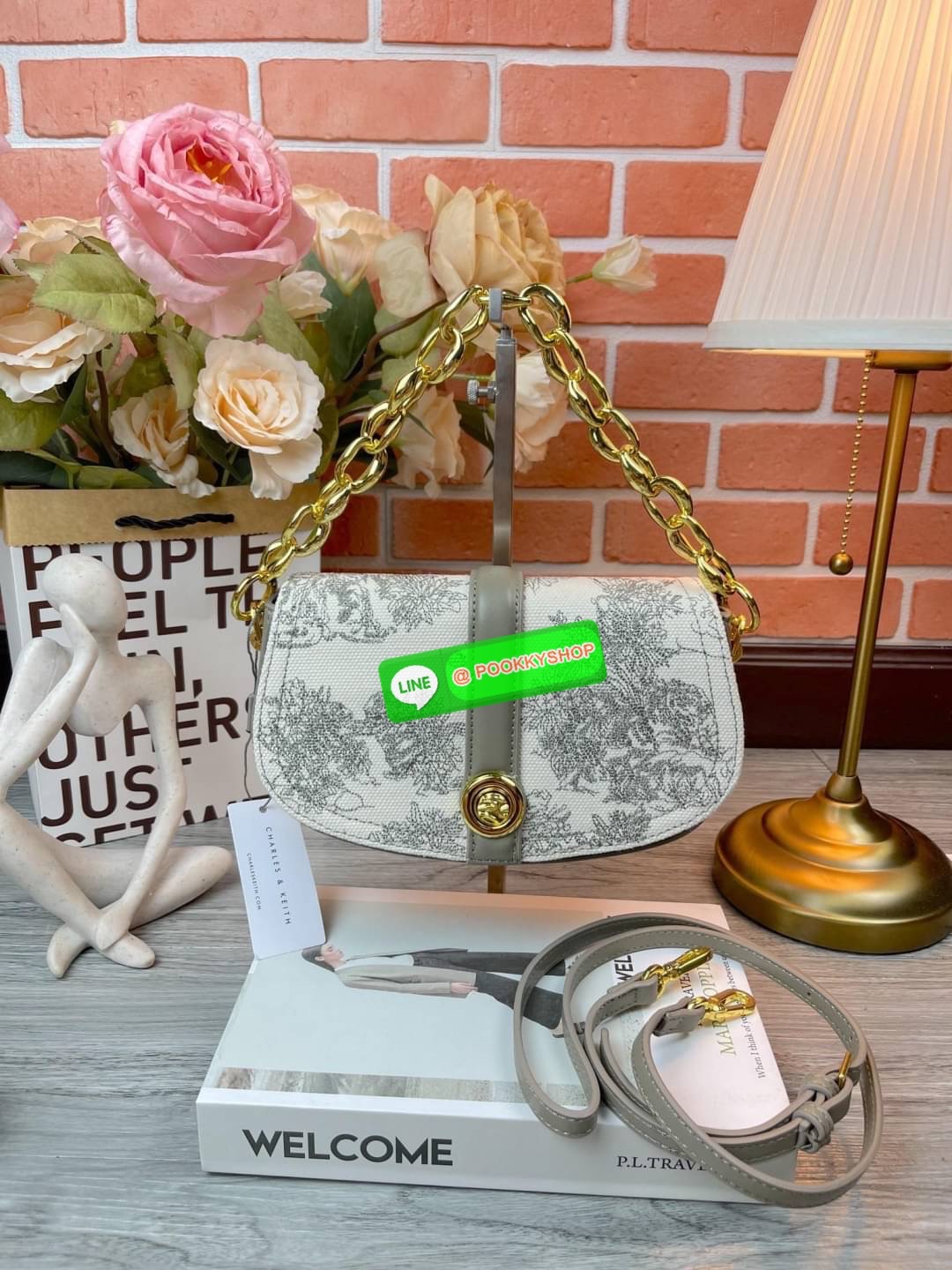 Charles & Keith Fabric Print Chain Shoulder Bag กระเป๋าถือ/สะพายทรงสวยหรู ด้านหน้ากระเป๋าแต่งผ้าปริ้วท์ลายสวยงาม หูหิ้วคล้องแขนเป็นแบบโซ่ทองหรูหรา ด้านหลังมีช่องใส่ของได้ เปิดปิดแบบตัวกดล็อก ด้านในจุของได้พอสมควรเช่น กระเป๋าเงินใบกลาง กุญแจรถ iPhone pro m