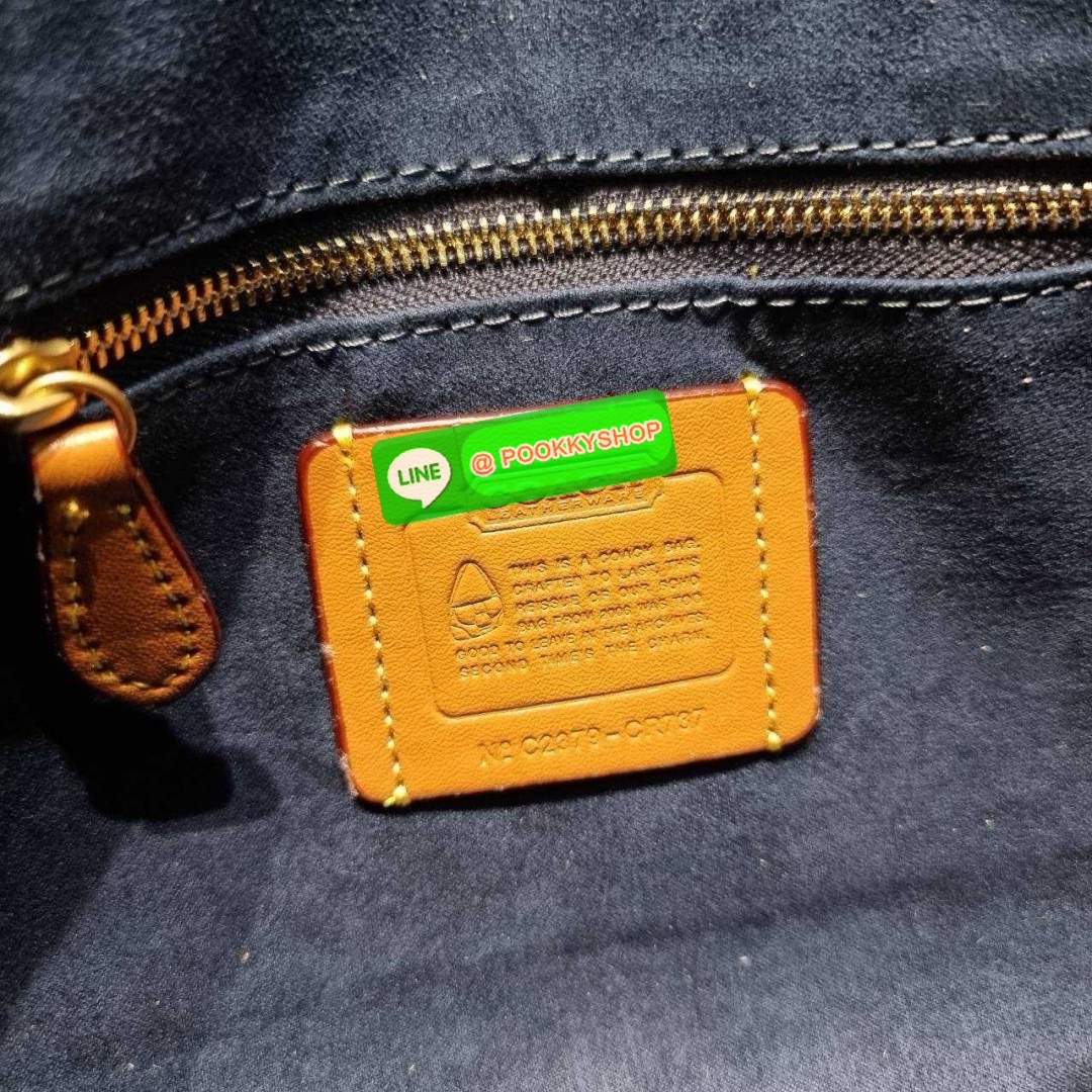 COACH CR737 SOHO BAG IN REPURPOSED DENIM 🔅 Details เลิกสวยแซ่บกี่โมงคะคุณน้า! ไอเท็มให้พาใจสั่นมาอีกแล้ว! กับกระเป๋าสะพายไหล่สไตล์วินเทจ ที่ยังคงแมสและฮอตมาก ด้วยรูปทรงที่ใช้งานง่าย ไม่เกะกะ แต่มีความเรียบหรูในตัว กระเป๋าปิดด้วยกระดุมแม่เหล็ก ภายใ