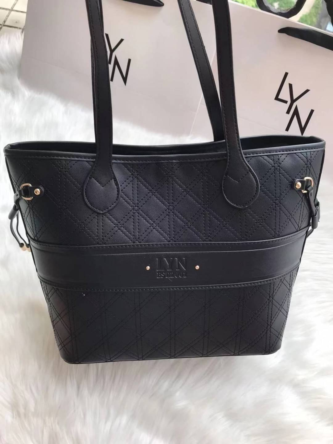 LYN สะพายข้าง ทรงช็อปปิ้ง ด้านในโล่งกว้างจุของได้เยอะ มีช่องซิปเล็กๆ นะคะ