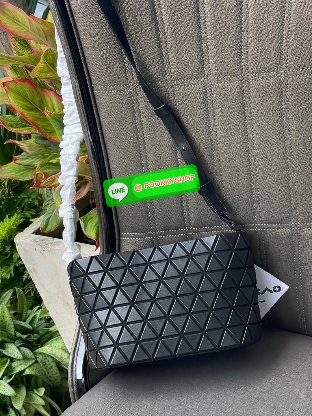 💕 BAO BAO ISSEY MIYAKE Crystal Shoulder Bag งานดีไซน์ที่ดูเรียบง่ายทั้งรูปแบบการใช้งาน มีช่องเปิดปิดแบบซิปเพื่อให้คุณพกพาของมีค่าได้อย่างสบายใจป้องกันสิ่งของตกหล่น ทั้งตัวเพลตสามเหลี่ยมและสายกระเป๋าหนัง สวยแบบคูลๆ ทั้งยังดูแลรักษาง่าย น้ำหนักเบา เ