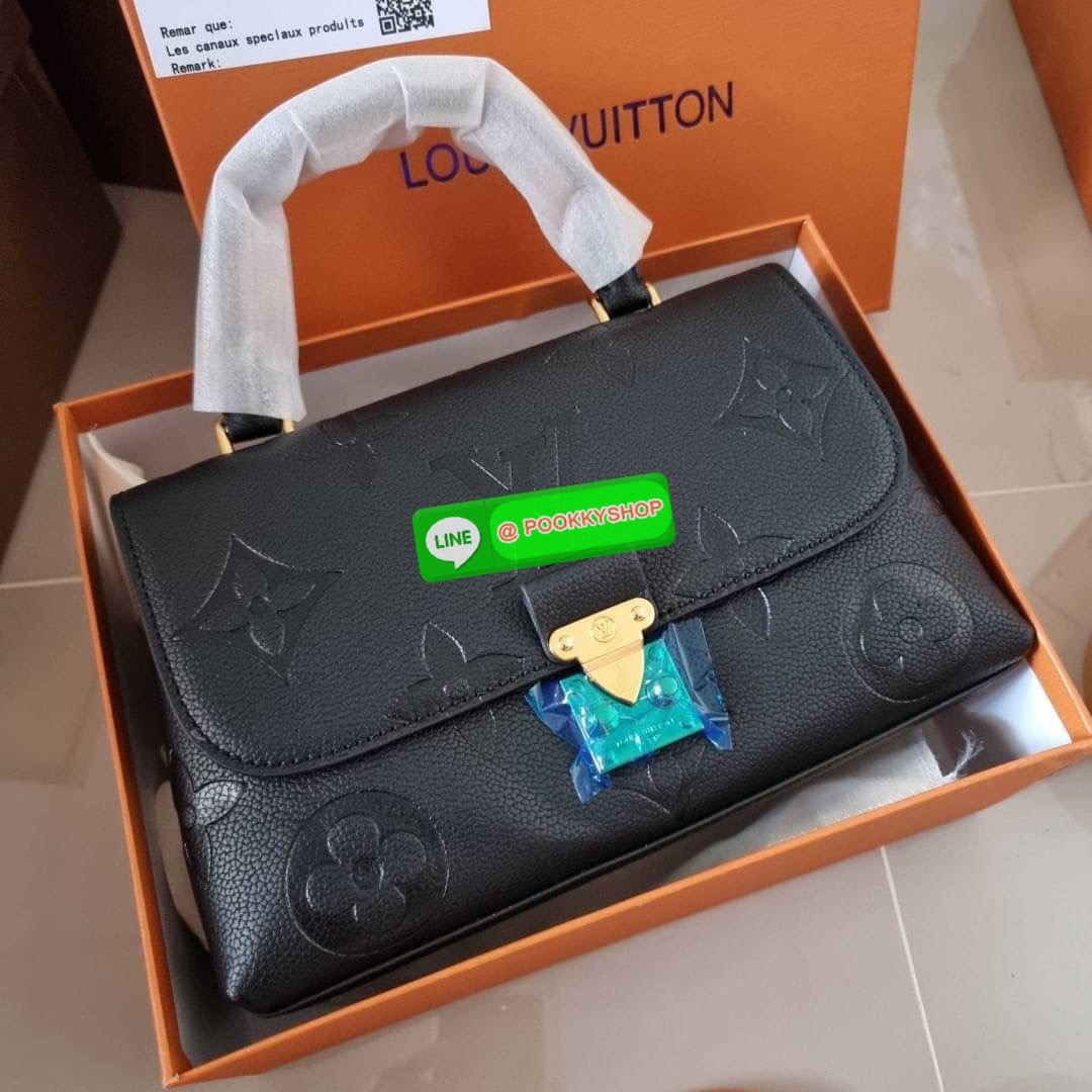 LV MADELEINE BAG ใหม่ล่าสุด อีกหนึ่งรุ่นคลาสสิคหายาก จากเคาน์เตอร์ dutyfree ที่สาวๆรอคอย กระเป๋าถือ/สะพายข้าง ดีไซน์เรียบง่าย แต่เต็มไปด้วยดีเทลความหรู วัสดุหนังวัวปั๊มลายเอกลักษณ์ เปิด‐ปิดด้วยอะไหล่กดล็อคสีทองหรู และมีพวงหนังห้อยพิเศษแถมมาให้ด้วย ภายในแบ