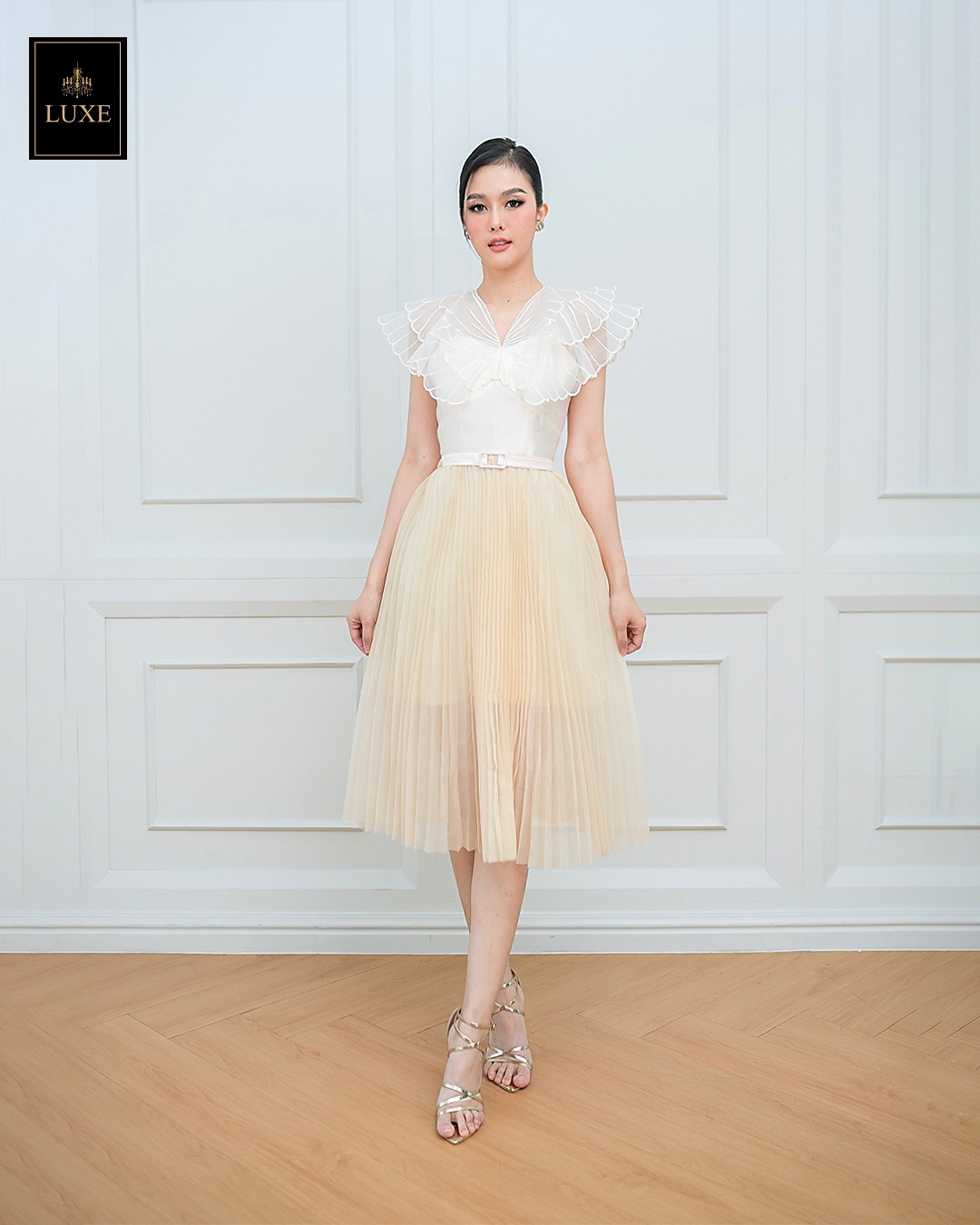 เดรสแฟชั่น เดรสเสื้อคอวีผ้าดัตเชสทวิล ปักลายผีเสื้อสีขาว กระโปรงผ้าออแกนดี้อัดพลีท