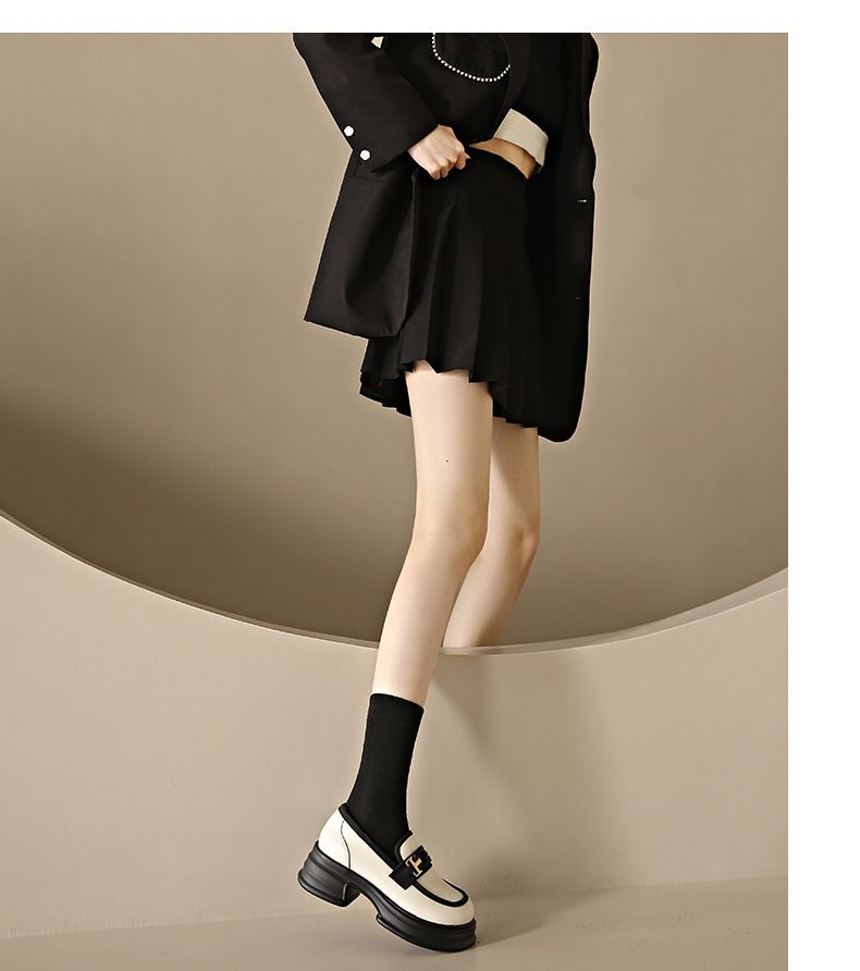 สินค้ามาใหม่ พร้อมส่งเลยค่ะ... แฟชั่นเกร๋ๆอินเทรนด์ฮิต ชิคๆคูลๆดูเก๋มีสไตล์ วัสดุ pu เนื้อหนานุ่มคุณภาพดี แต่งอะไหล่ด้านหน้า สวมใส่สบายมากก พื้นรองเท้าหนา 5 c.m. ใส่แล้วสูงเพรียว งานน่ารักมากๆจ้า ไม่ผิดหวังแน่นอน