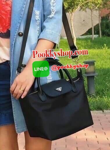 Don't Miss! PRADA NYLON BAG WITH ZIP VIP GIFT WITH PURCHASE กระเป๋าถือหรือสะพายสไตล์ Longchamp GWP พรีเมี่ยมกิ้ฟจากเคาน์เตอร์แบรนด์ Limited edition วัสดุ Nylon เนื้อหนาคุณภาพดีตามแบบฉบับแบรนด์ด้านหน้าประดับโลโก้หรู เปิดปิดด้วยฝาปิดและซิป ภายใน Polyes