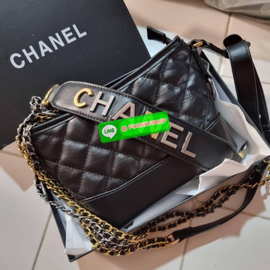 RESTOCK!! LIMITED SHOULDER BAG พรีเมี่ยมกิ๊ฟ Chanel ไซส์คลาสสิค กระเป๋าสะพายข้าง/ไหล่ หนังสังเคราะห์ นิ่ม หรู มาพร้อมพวงกุญแจสัญลักษณ์แบรนด์ พิเศษ!! สายคล้อง jumbo font เพิ่มดีเทลความแพง อะไหล่พร้อมโซ่สะพายสีทองสลับสีเงินรมดำ สามารถสะพาย crossbody หรือสะพ