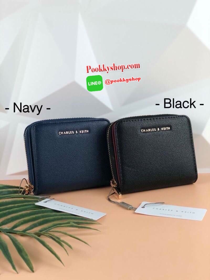 CHARLES & KEITH COMPACT WALLET กระเป๋าเงินใบสั้นฟังกชันครบ!! ด้านหน้ามีโลโก้แบรนด์ มีช่องซิปใส่เหรียญ เปิดปิดแบบกระดุม ด้านในมีช่องใส่การ์ด 16 ช่อง มีช่องใส่ธนบัตรตามยาว ไม่ต้องพับแบงค์ค่า คุ้มมากๆเลยใบนี้ ใช้กับกระเป๋าใบมินิได้สบายเลยจ้า คอนเฟิร์มὄ