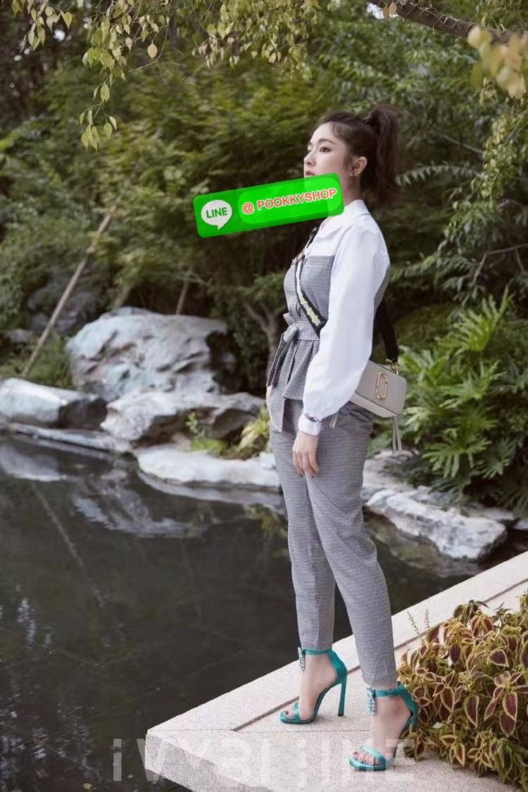 March Jacop Snapshot MJ Cross Body Bag กระเป๋าสะพายข้าง วัสดุหนัง Saffiano ด้านหน้าประดับด้วยโลโก้ J อันเป็นสัญลักษณ์ของแบรนด์ อะไหล่ทองหรูหรา มาพร้อมสายสะพายโลโก้แบบปรับได้ แบ่งเป็น2ช่องซิป ใบนี้คือเรียบหรูแต่ดูดีมาก ไม่ควรพลาดเลยค่า